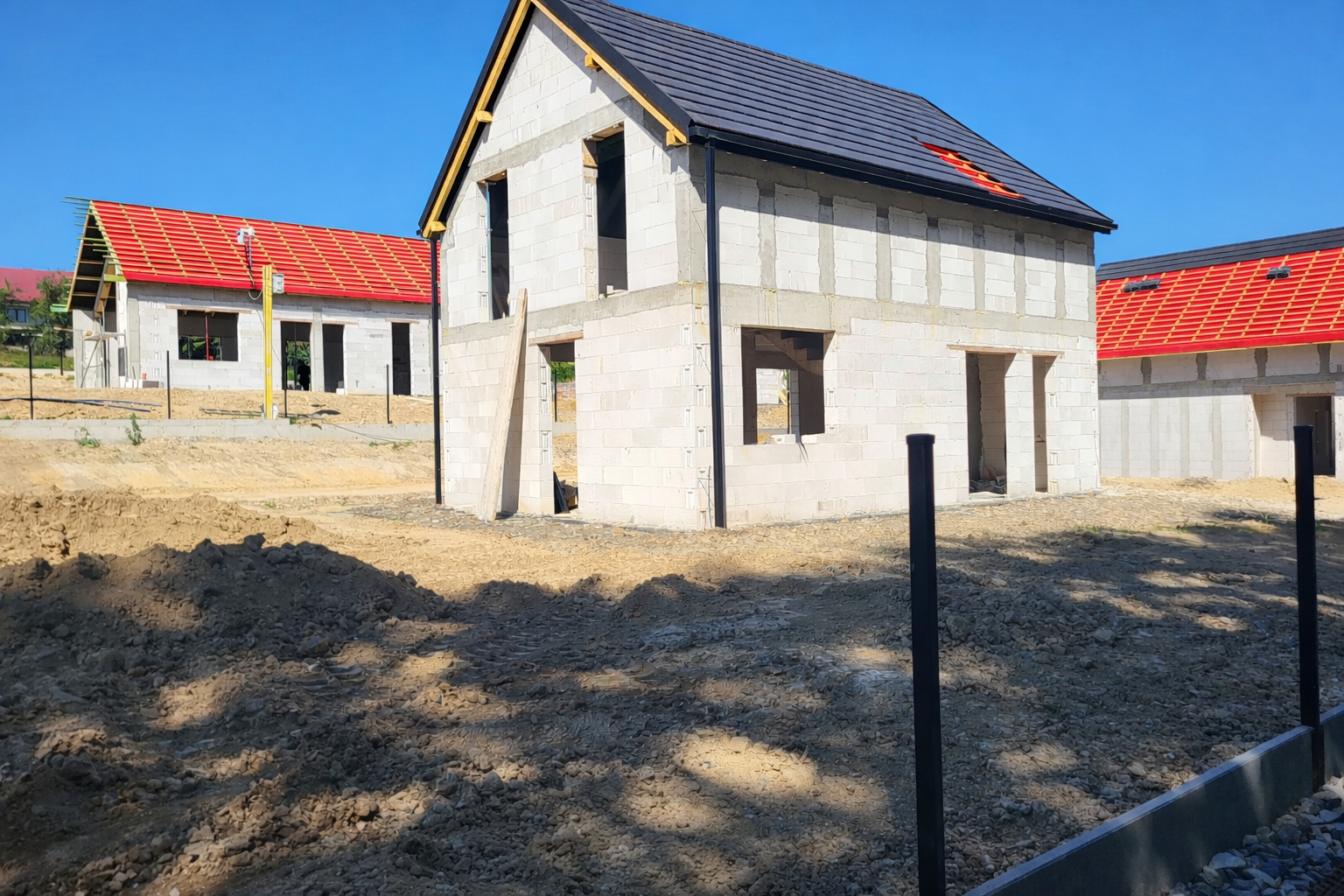 Budowa domów na wsi w pełnym słońcu